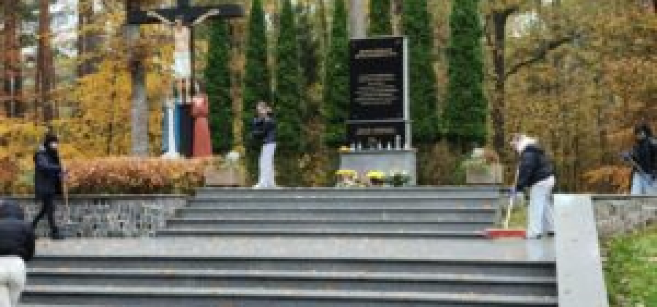 Uczniowie CKZ Nauka, jak co roku, wzięli udział w Akcji “Szkoła Pamięta”! W ramach tej inicjatywy uczniowie upamiętniali ważne postacie i wydarzenia historyczne, dbając o miejsca pamięci i odwiedzając lokalne cmentarze.  Ciekawostki o Akcji “Szkoła Pamięta”:  🕯️ Szacunek dla historii: Akcja “Szkoła Pamięta” jest organizowana w październiku przed Świętem Zmarłych, by uczcić pamięć osób, które odegrały ważną rolę w historii lokalnej społeczności oraz całego kraju.  📜 Przywracanie zapomnianych historii: Uczniowie nie tylko odwiedzają miejsca pamięci, ale także poznają historie często zapomnianych bohaterów, odkrywając lokalne wydarzenia, które wpłynęły na dzieje ich miasta.  🌳 Pielęgnacja grobów: Uczniowie z CKZ Nauka zadbali o opuszczone i zapomniane groby. Wspólna praca przy porządkowaniu mogił to sposób na wyrażenie szacunku wobec tych, którzy odeszli, a także okazja do integracji młodzieży.  🎓 Lekcja wychowania obywatelskiego: Akcja to nie tylko wspomnienie o przeszłości, ale także ważna lekcja, ucząca uczniów wrażliwości, odpowiedzialności i pielęgnowania pamięci historycznej.