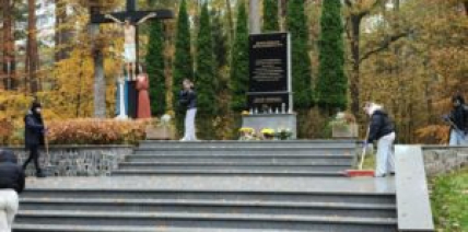 Uczniowie CKZ Nauka, jak co roku, wzięli udział w Akcji “Szkoła Pamięta”! W ramach tej inicjatywy uczniowie upamiętniali ważne postacie i wydarzenia historyczne, dbając o miejsca pamięci i odwiedzając lokalne cmentarze.  Ciekawostki o Akcji “Szkoła Pamięta”:  🕯️ Szacunek dla historii: Akcja “Szkoła Pamięta” jest organizowana w październiku przed Świętem Zmarłych, by uczcić pamięć osób, które odegrały ważną rolę w historii lokalnej społeczności oraz całego kraju.  📜 Przywracanie zapomnianych historii: Uczniowie nie tylko odwiedzają miejsca pamięci, ale także poznają historie często zapomnianych bohaterów, odkrywając lokalne wydarzenia, które wpłynęły na dzieje ich miasta.  🌳 Pielęgnacja grobów: Uczniowie z CKZ Nauka zadbali o opuszczone i zapomniane groby. Wspólna praca przy porządkowaniu mogił to sposób na wyrażenie szacunku wobec tych, którzy odeszli, a także okazja do integracji młodzieży.  🎓 Lekcja wychowania obywatelskiego: Akcja to nie tylko wspomnienie o przeszłości, ale także ważna lekcja, ucząca uczniów wrażliwości, odpowiedzialności i pielęgnowania pamięci historycznej.